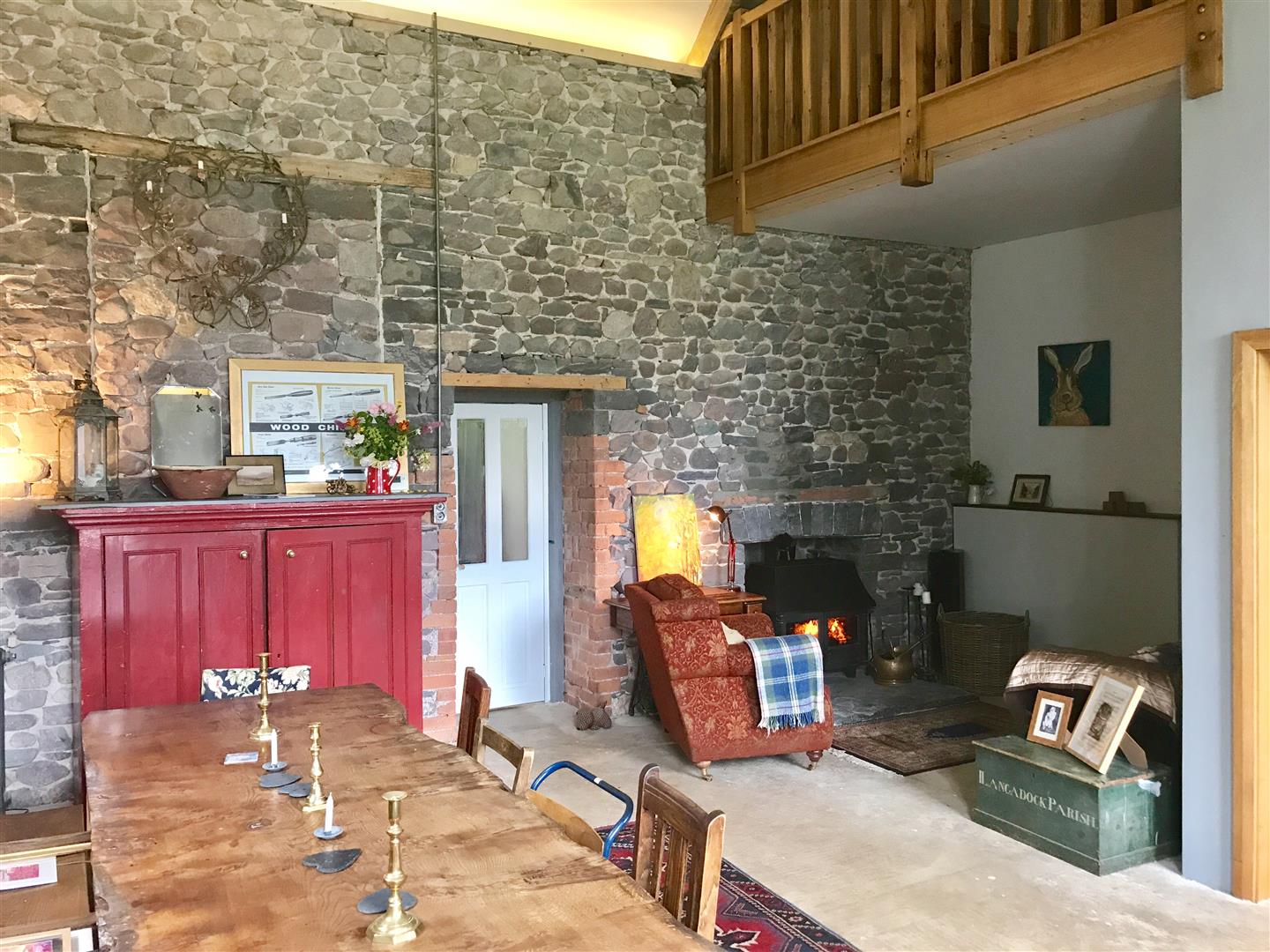 LOUNGE/DINING ROOM